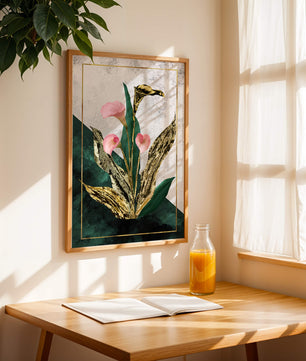 Abstrakte botanische Kunst mit rosa Calla-Lilien und goldenen Blättern