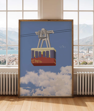 Teleférico colorido contra un cielo azul claro