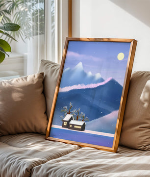 Paysage de montagne enneigée avec des maisons et des arbres sous la lumière de la lune