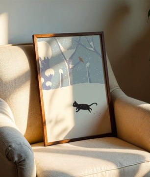 Paysage enneigé illustré avec un chat noir joueur et un oiseau dans un décor hivernal