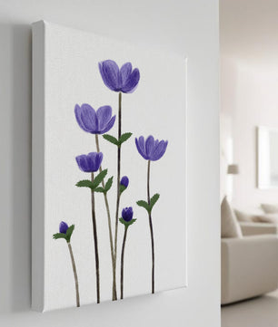 Flores púrpuras elegantes en un fondo oscuro