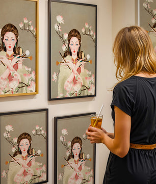 Femme élégante avec des outils de maquillage parmi des branches de magnolia en fleurs