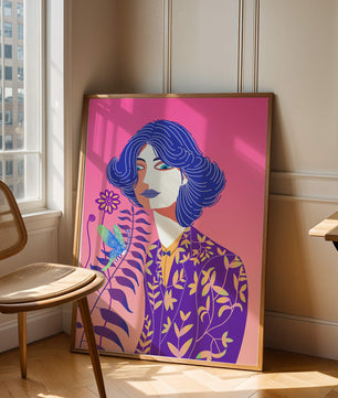 Retrato estilizado de una mujer con cabello azul y patrón botánico