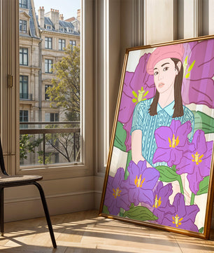 Jeune femme au béret rose avec illustration de fleurs violettes