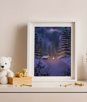 Winternachtlandschaft mit verschneiter Hütte und Kiefernwald