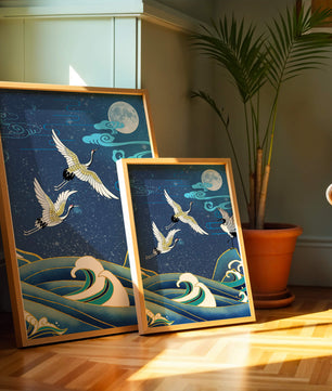 Una escena nocturna serena con grullas y olas al estilo del arte tradicional japonés