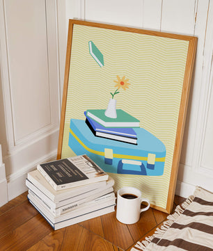 Naturaleza muerta colorida con libros, jarrón de flores y maleta