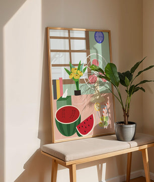 Nature morte sur le thème de l'été avec pastèque, éventail et fleurs dans un intérieur lumineux