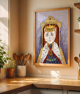Portrait félin majestueux avec une couronne royale dorée