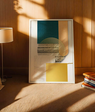 Abstraktes geometrisches Design mit Texturen und goldenen Akzenten