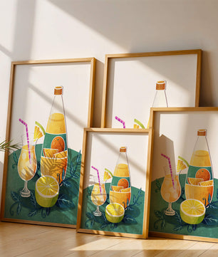 Ilustración colorida de bebidas cítricas con botella y vaso