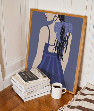 Stilvolle Illustration einer Frau mit gepunkteter Schleife und blauem Kleid