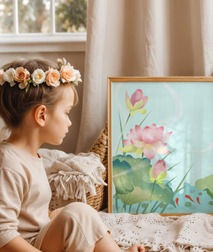 Loteo de flores de loto ilustrativas con hojas y peces koi en un estanque sereno