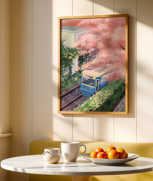 Zug in Kirschblütenlandschaft mit modernem Gebäude