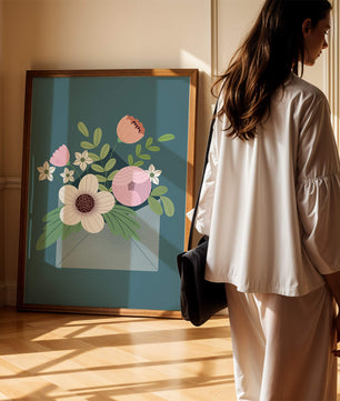 Bouquet floral illustré sortant d'une enveloppe sur un fond bleu sarcelle