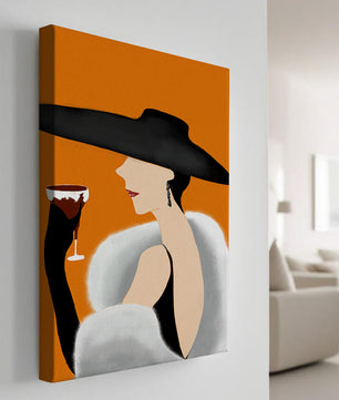 Femme élégante avec un chapeau noir et une fourrure blanche avec un verre de vin