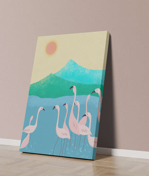 Friedliche Szene mit Flamingos in einer ruhigen Landschaft mit Bergen und Sonnenuntergang