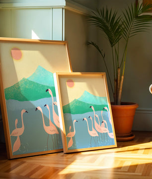 Friedliche Szene mit Flamingos in einer ruhigen Landschaft mit Bergen und Sonnenuntergang