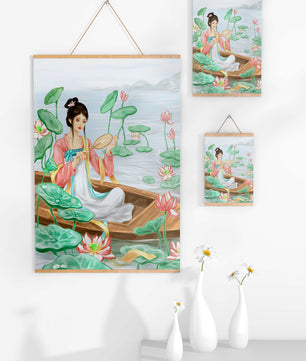 Femme élégante en tenue traditionnelle assise dans une barque parmi des fleurs de lotus