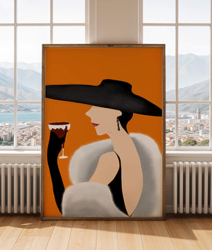 Femme élégante avec un chapeau noir et une fourrure blanche avec un verre de vin