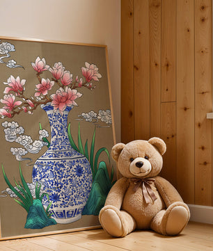 Arreglo floral elegante en un jarrón de porcelana azul y blanco con magnolias