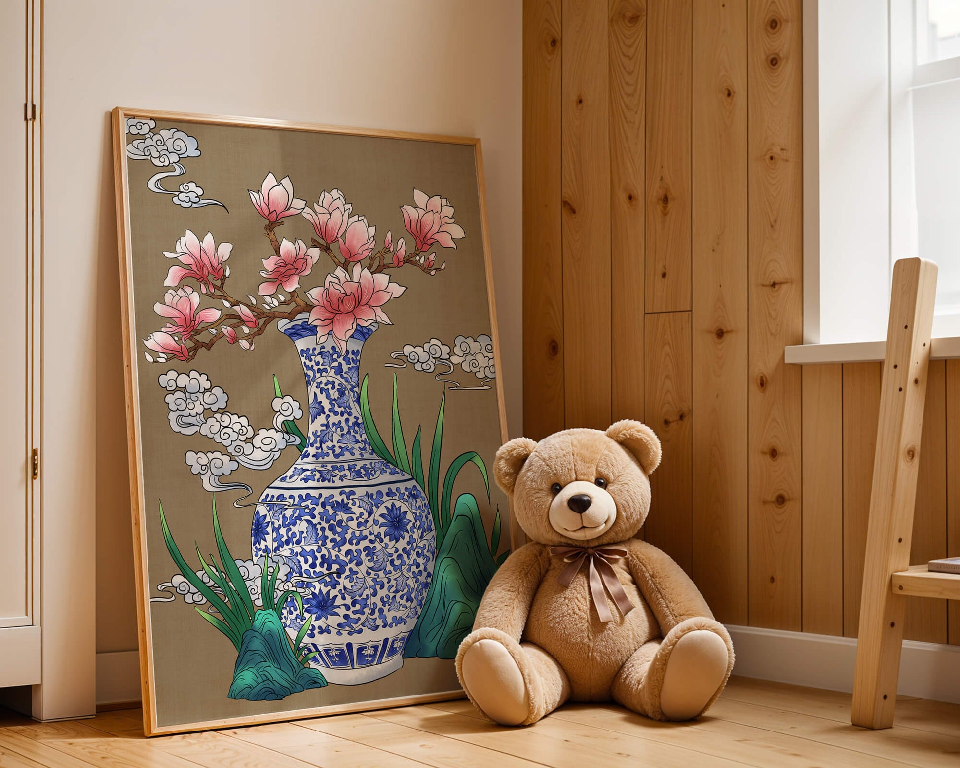 Elegante arreglo floral en jarrón de porcelana azul y blanca con magnolias.