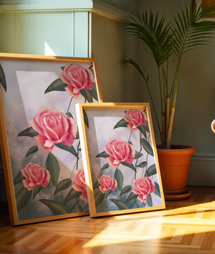 Hermosas rosas rosadas con exuberantes hojas verdes sobre un fondo suave