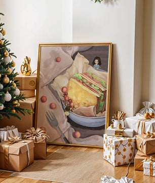 Niñas miniatura caprichosas cerca de un sándwich con tomates y tenedor