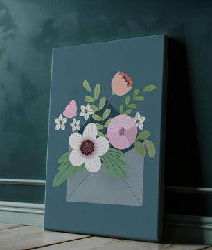 Bouquet floral illustré sortant d'une enveloppe sur un fond bleu sarcelle