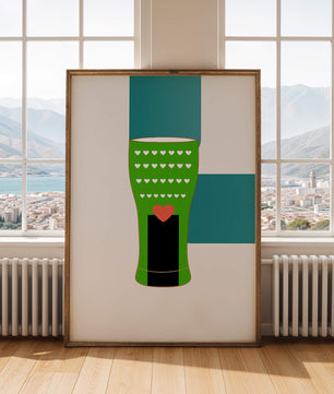 Jarrón verde con patrón de corazón y diseño minimalista