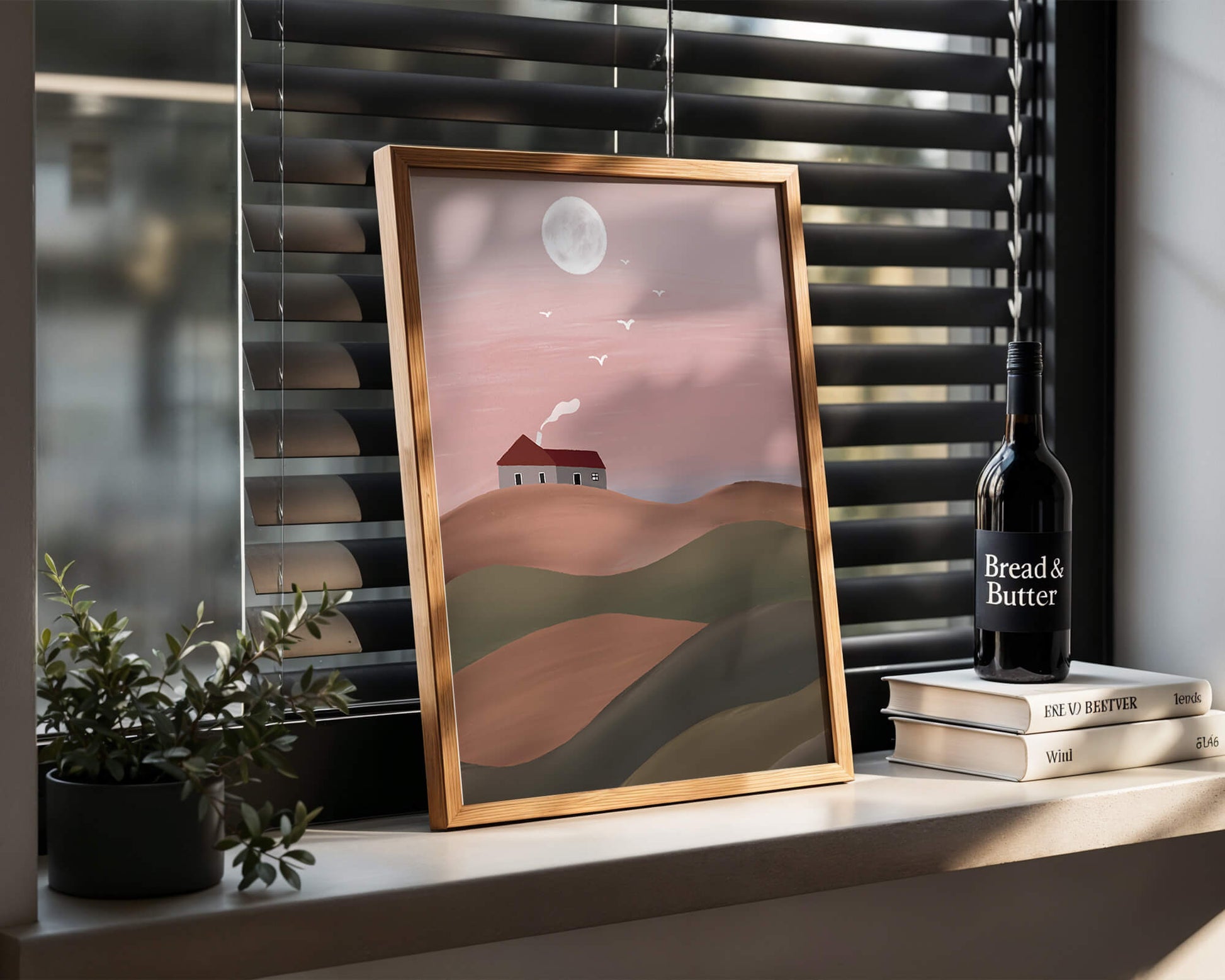 Casa en una colina rosa bajo la luna llena