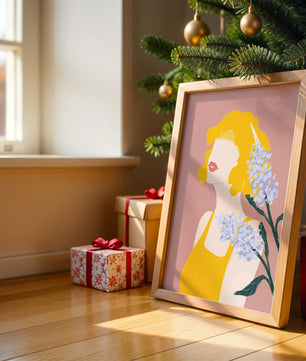 Retrato de una mujer con cabello amarillo y elementos florales sobre fondo rosa