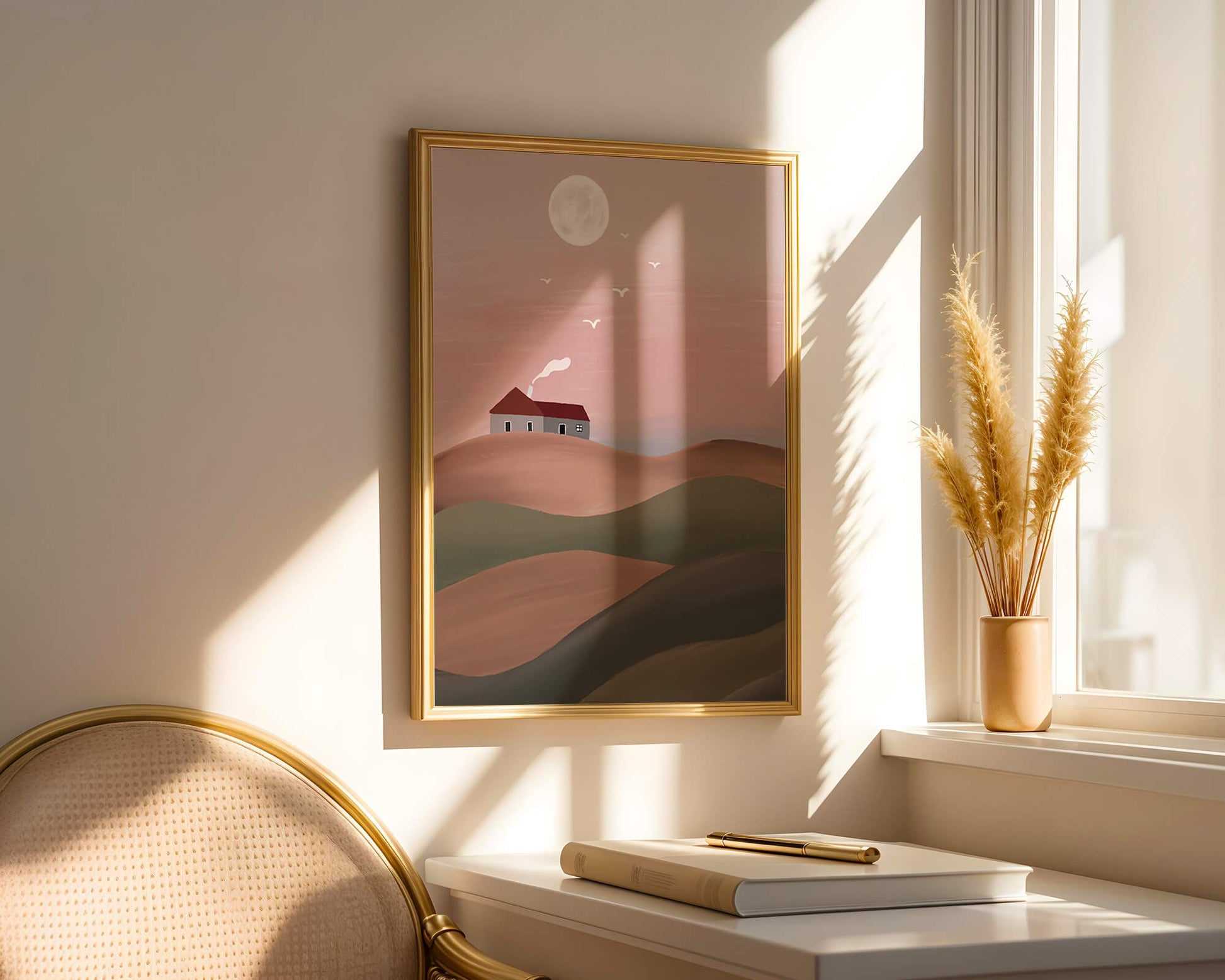 Casa en una colina rosa bajo la luna llena