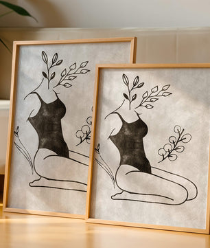Abstrakte Frau mit botanischen Elementen im minimalistischen Stil