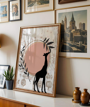 Von der Natur inspiriertes Kunstwerk mit Giraffensilhouette und botanischen Elementen