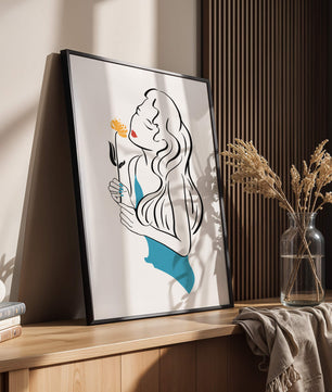 Ilustración estilizada de una mujer con una flor y elementos abstractos