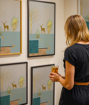 Abstrakte Komposition mit goldenem Hirsch und Blättern auf strukturiertem Hintergrund