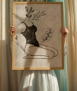 Abstrakte Frau mit botanischen Elementen im minimalistischen Stil