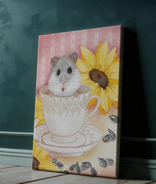 Hámster adorable en una taza de té con girasoles y semillas