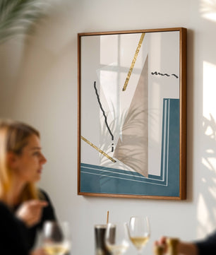 Abstraktes geometrisches Kunstwerk mit goldenen Elementen