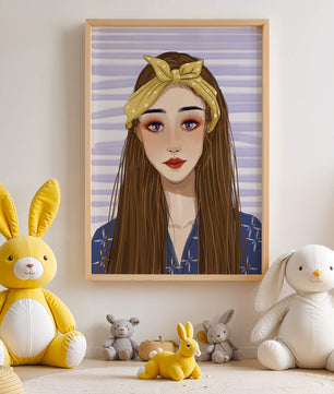 Illustration d'une femme avec un bandeau jaune sur fond rayé