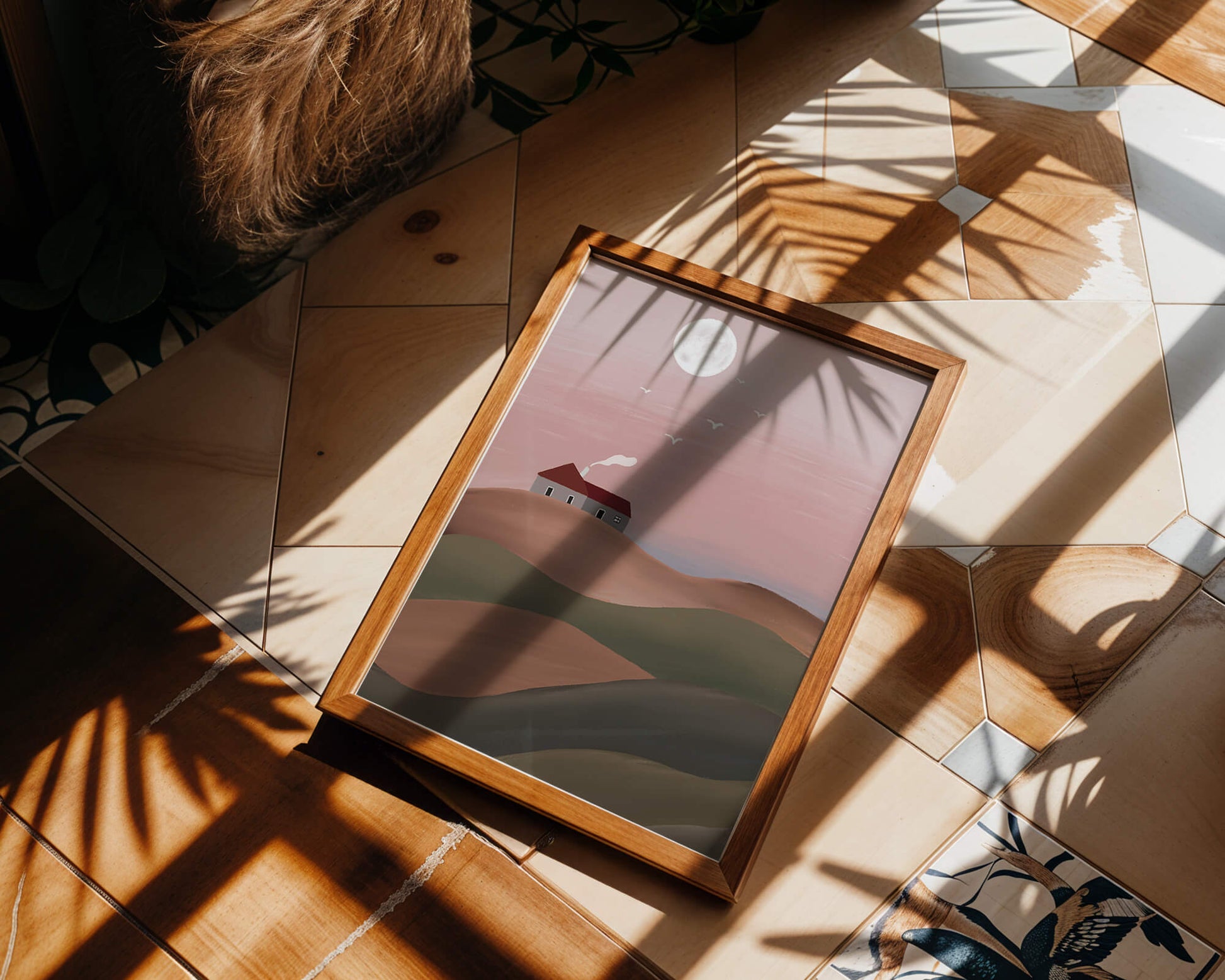 Casa en una colina rosa bajo la luna llena