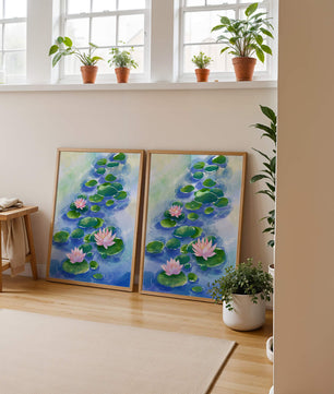 Escena acuática serena con flores de loto rosadas y hojas de nenúfar sobre una superficie de agua tranquila