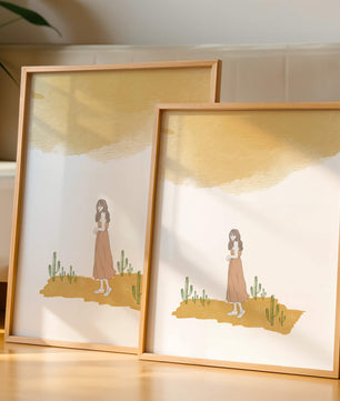 Fille en robe rose debout parmi des cactus sous un ciel aquarelle