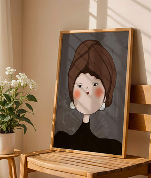 Retrato elegante de una mujer con un tocado único y rasgos expresivos