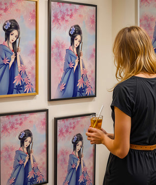 Ilustración elegante de una geisha con kimono azul y hojas rosadas
