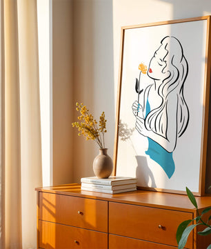 Ilustración estilizada de una mujer con una flor y elementos abstractos