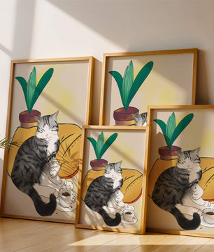 Entspannte Katze mit Kaffee und Pflanze auf gemütlichem Kissen