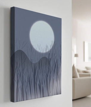 Ruhige Nachtlandschaft mit Vollmond und kahlen Bäumen