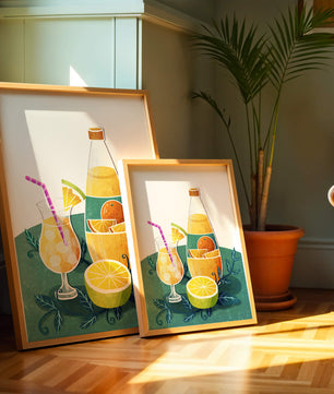 Ilustración colorida de bebidas cítricas con botella y vaso